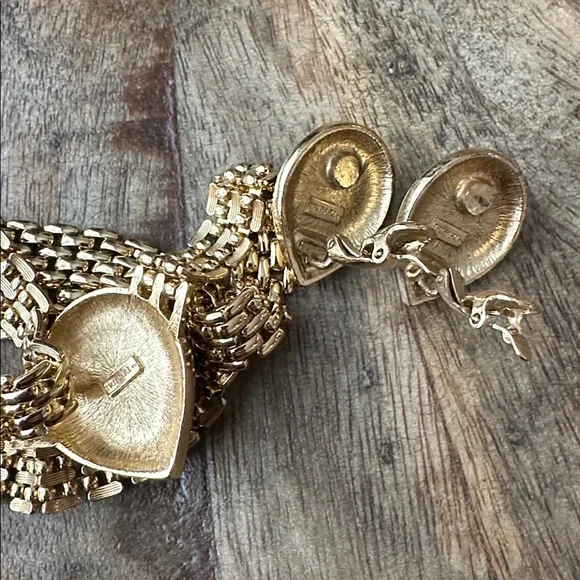 Vintage Trifari necklace and earring set - Picture 4 of 5